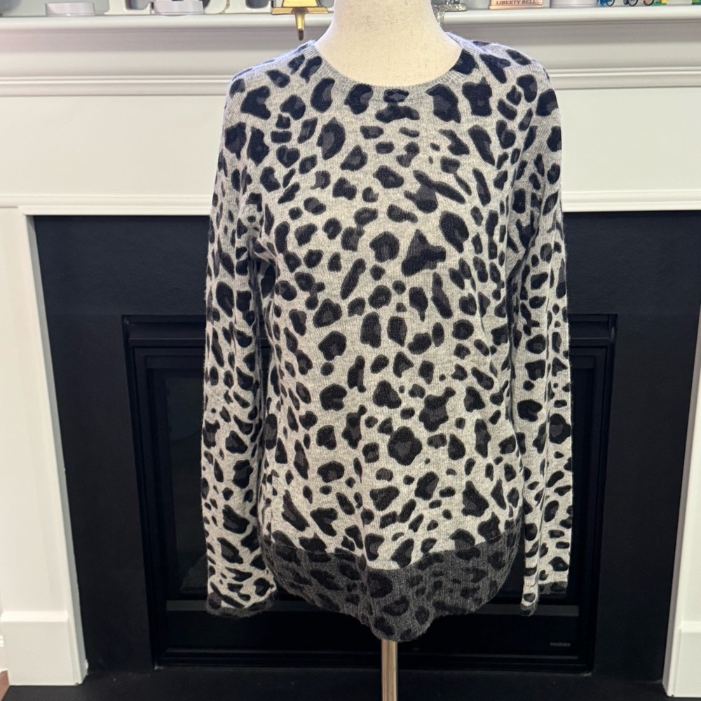 🖤 Magaschoni 100% Cashmere Leopard Print Sweater (Size M)